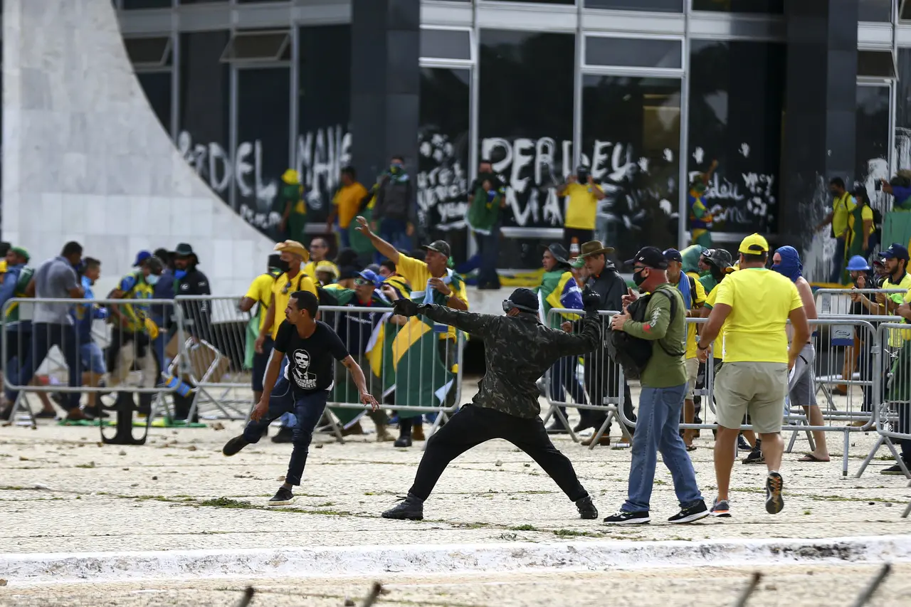 Manifestantes invadem Congresso, STF e Palácio do Planalto