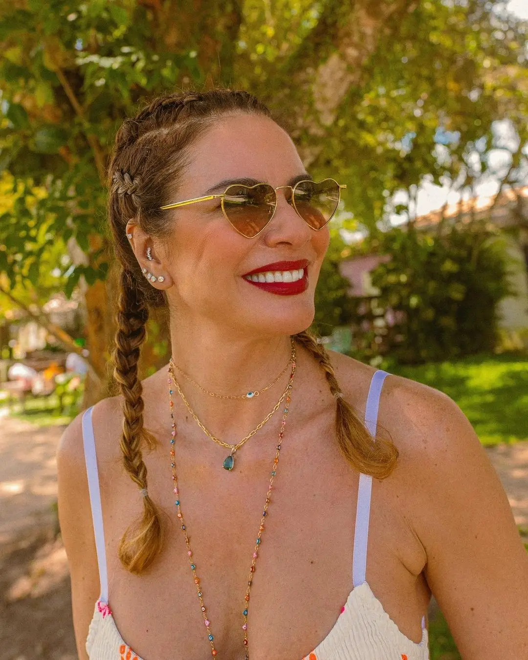 luciana gimenez sorrindo usando óculos escuros em formato de coração