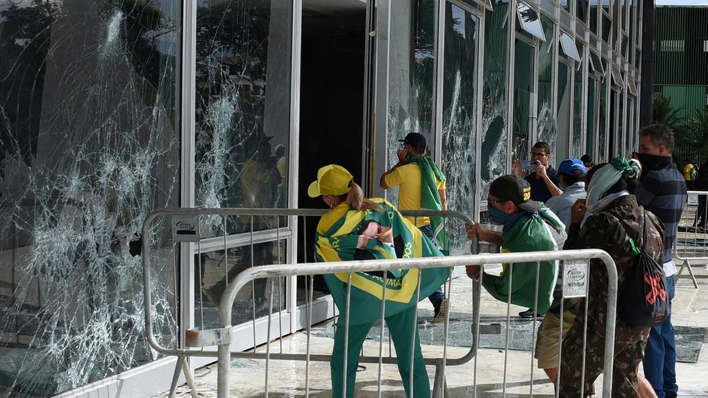 Manifestantes quebram vidraçaria da sede do STF
