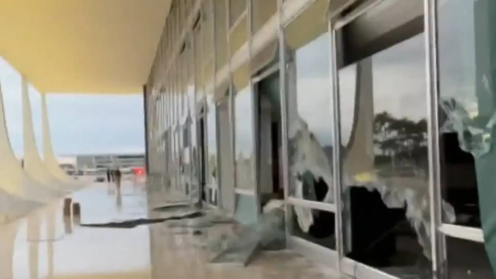 Vidraçaria STF após invasão de manifestantes