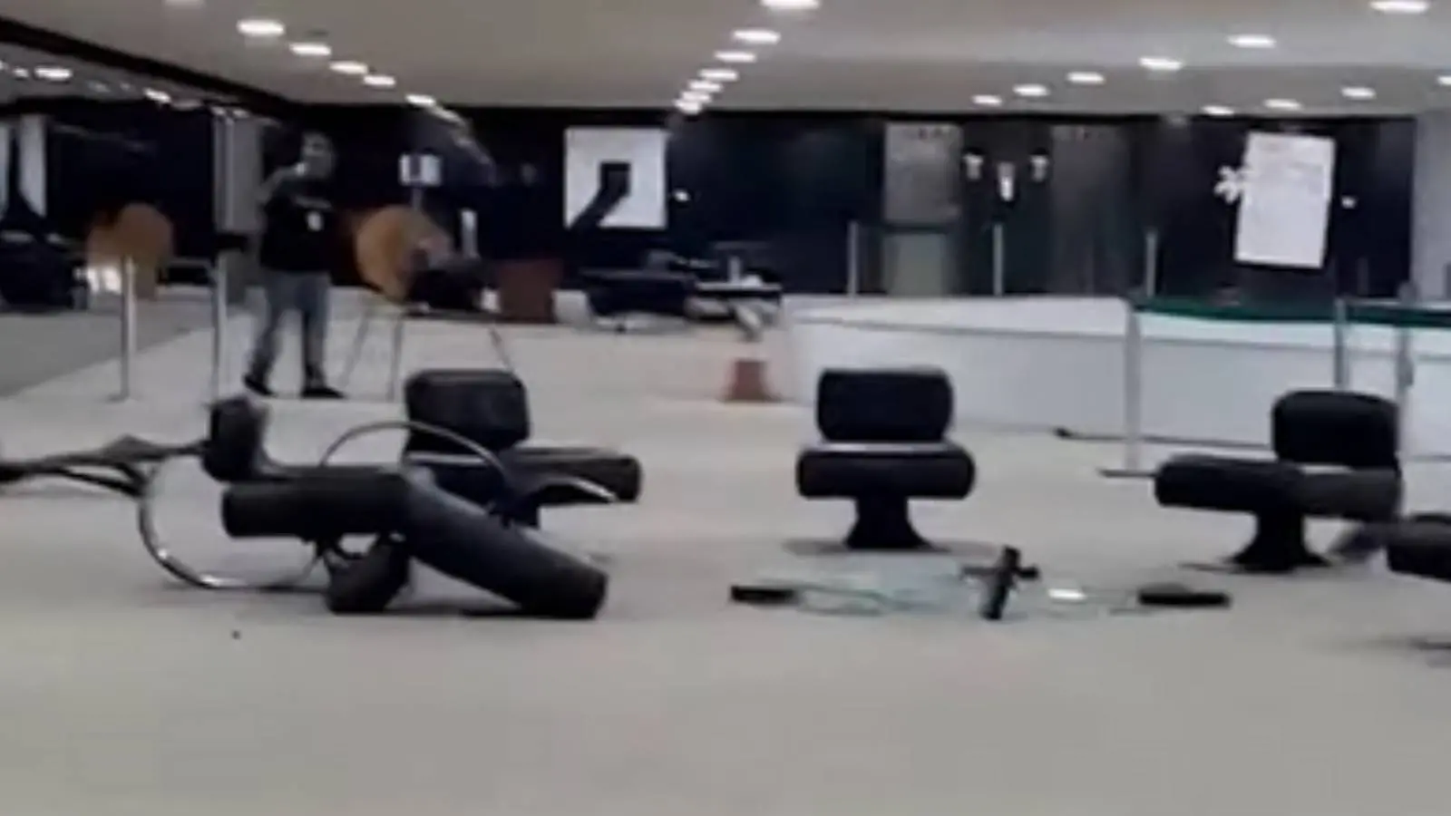 Mezanino Palácio do Planalto após invasão de manifestantes