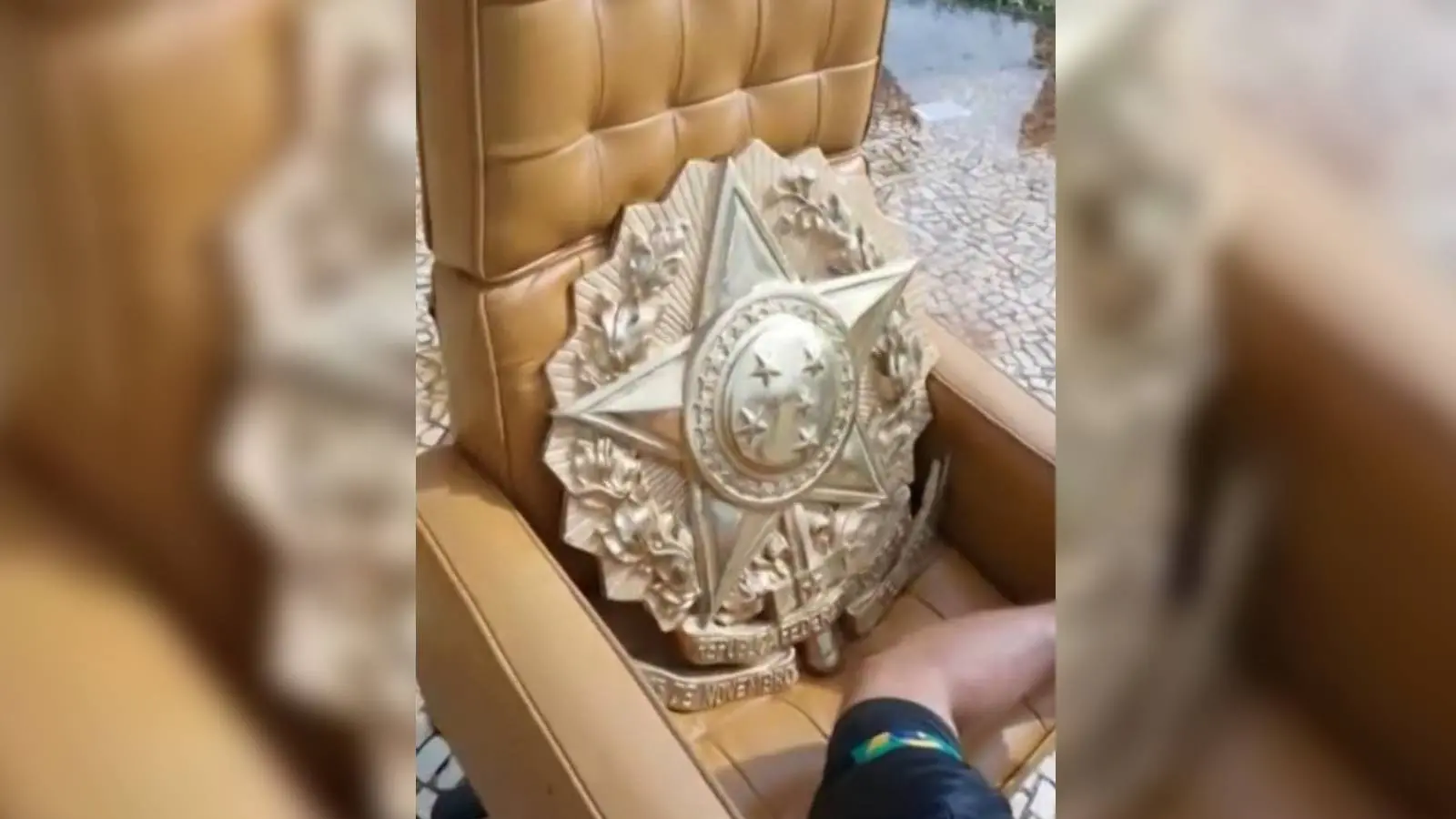 Brasão da República no Plenário do STF após invasão de manifestantes