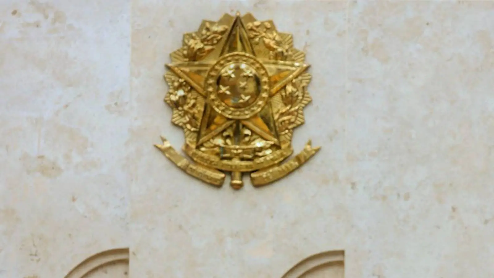 Brasão da República no Plenário do STF antes da invasão de manifestantes