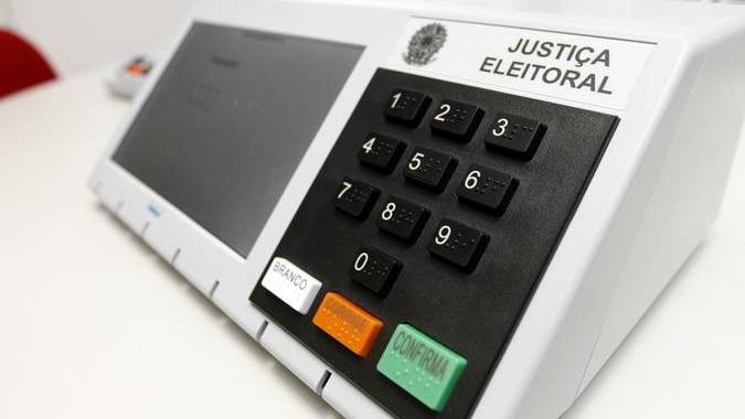 Urna eletrônica, utilizada nas eleições do Brasil, em fundo branco