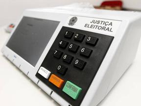 Urna eletrônica, utilizada nas eleições do Brasil, em fundo branco