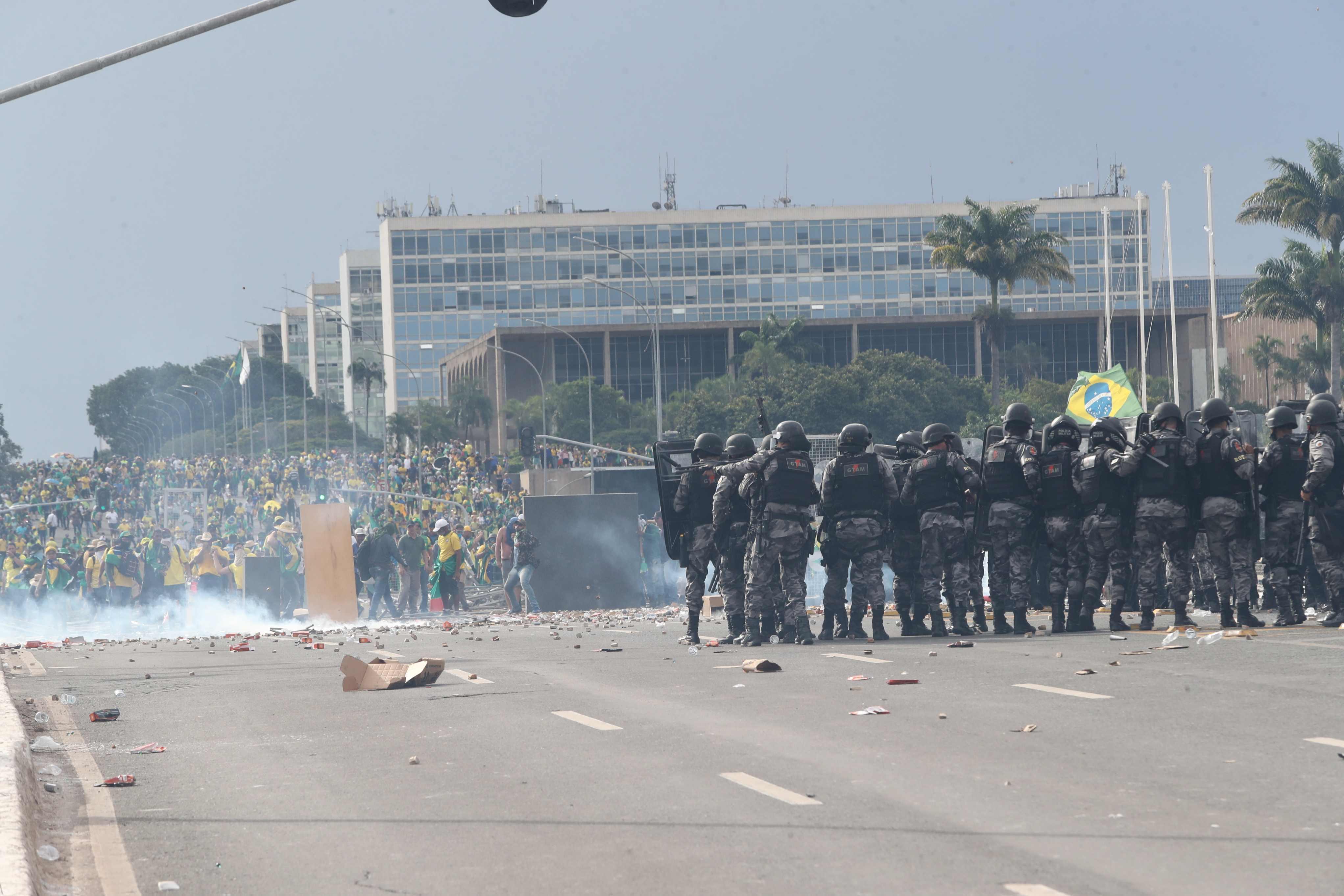 Polícia atuando contra atos terroristas em Brasília.