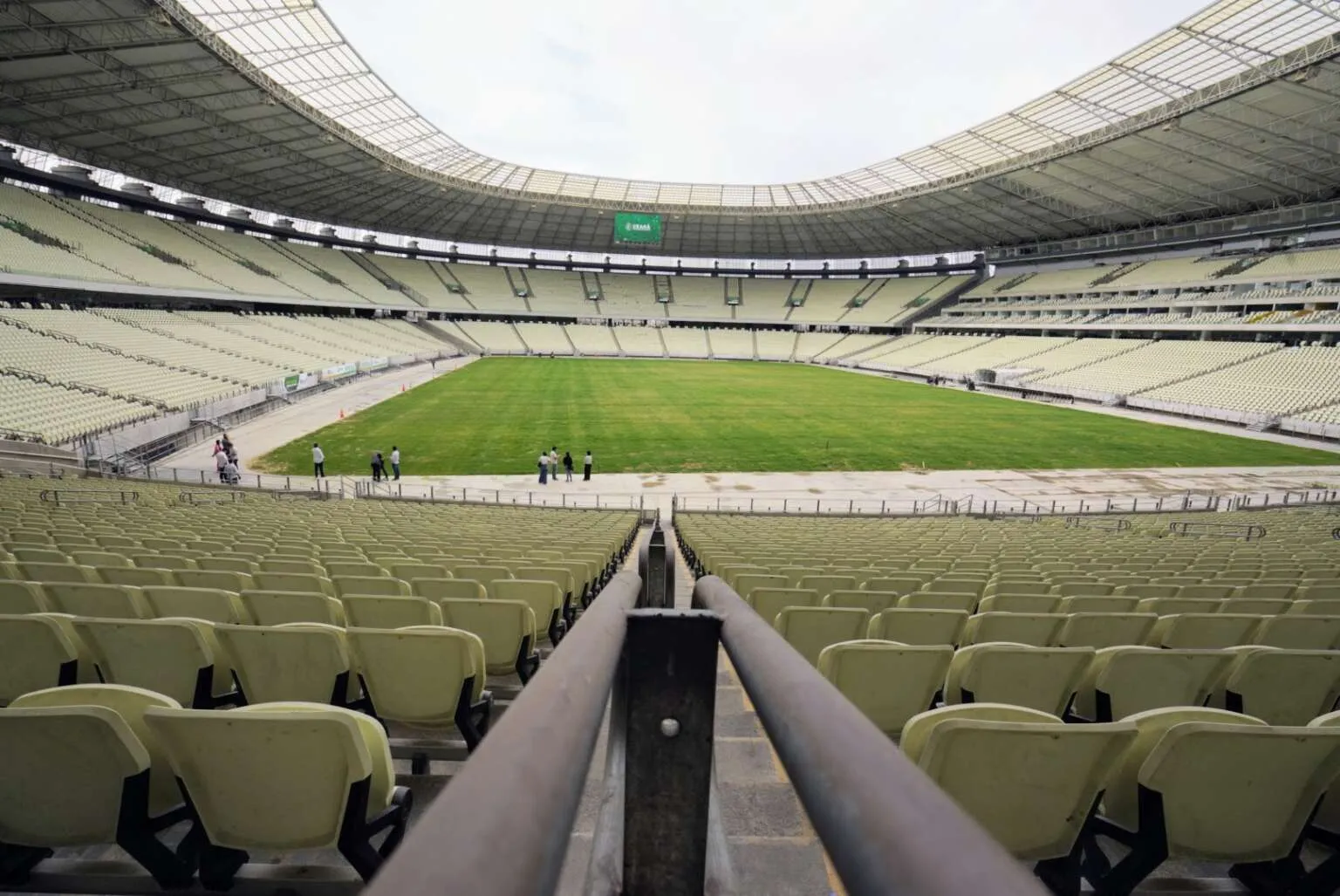 Gramado da Arena Castelão recebe primeiro corte após plantio.