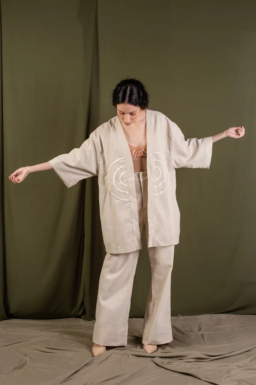 Kimono traz bordados com formas circulares concêntricas que fazem alusão à expansão espiritual, limpeza, alinhamento