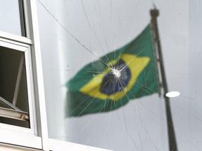 atos terroristas em brasília, bandeira brasil, tiro