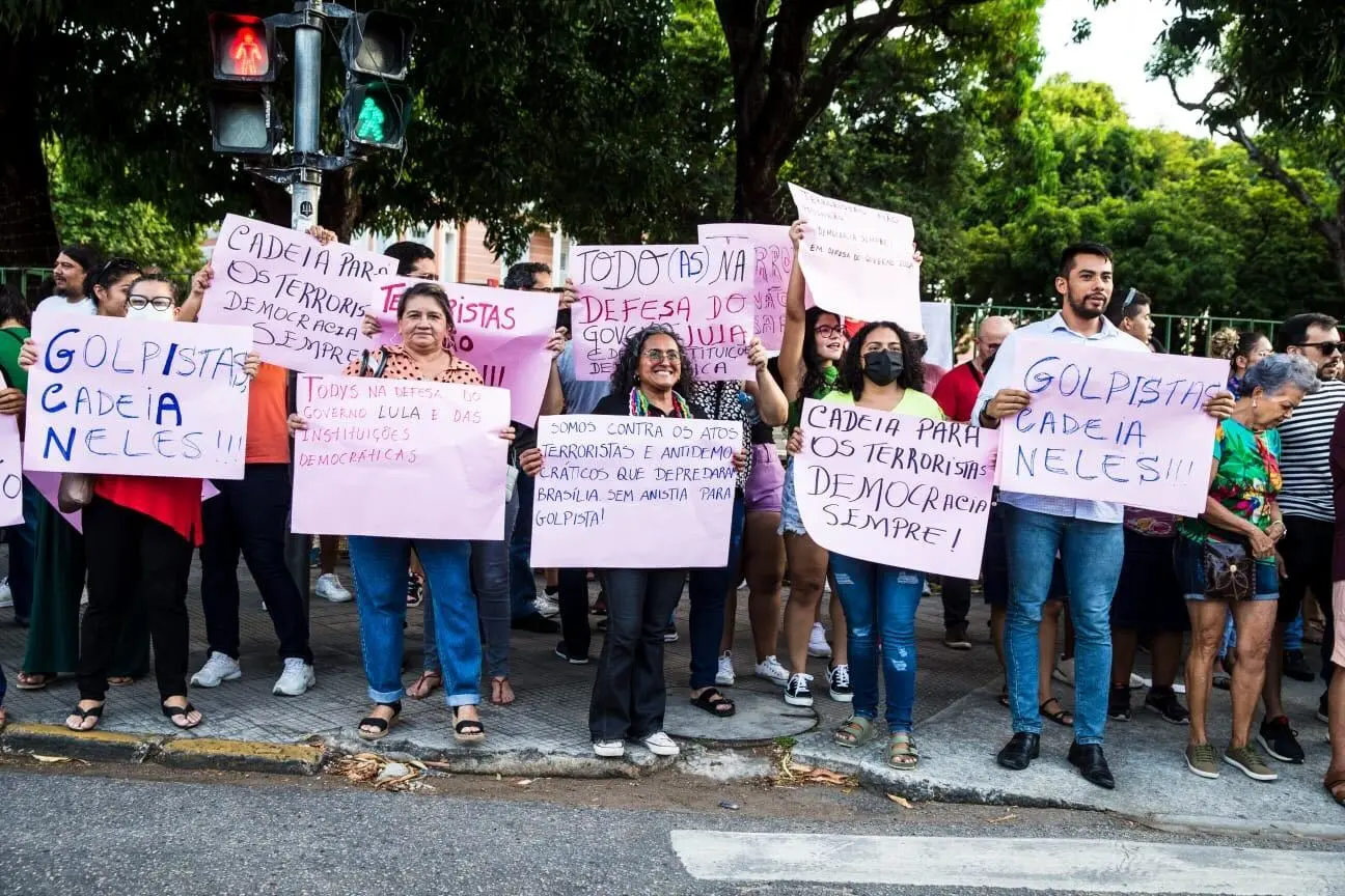Manifestantes com cartazes em ato pela democracia em Fortaleza