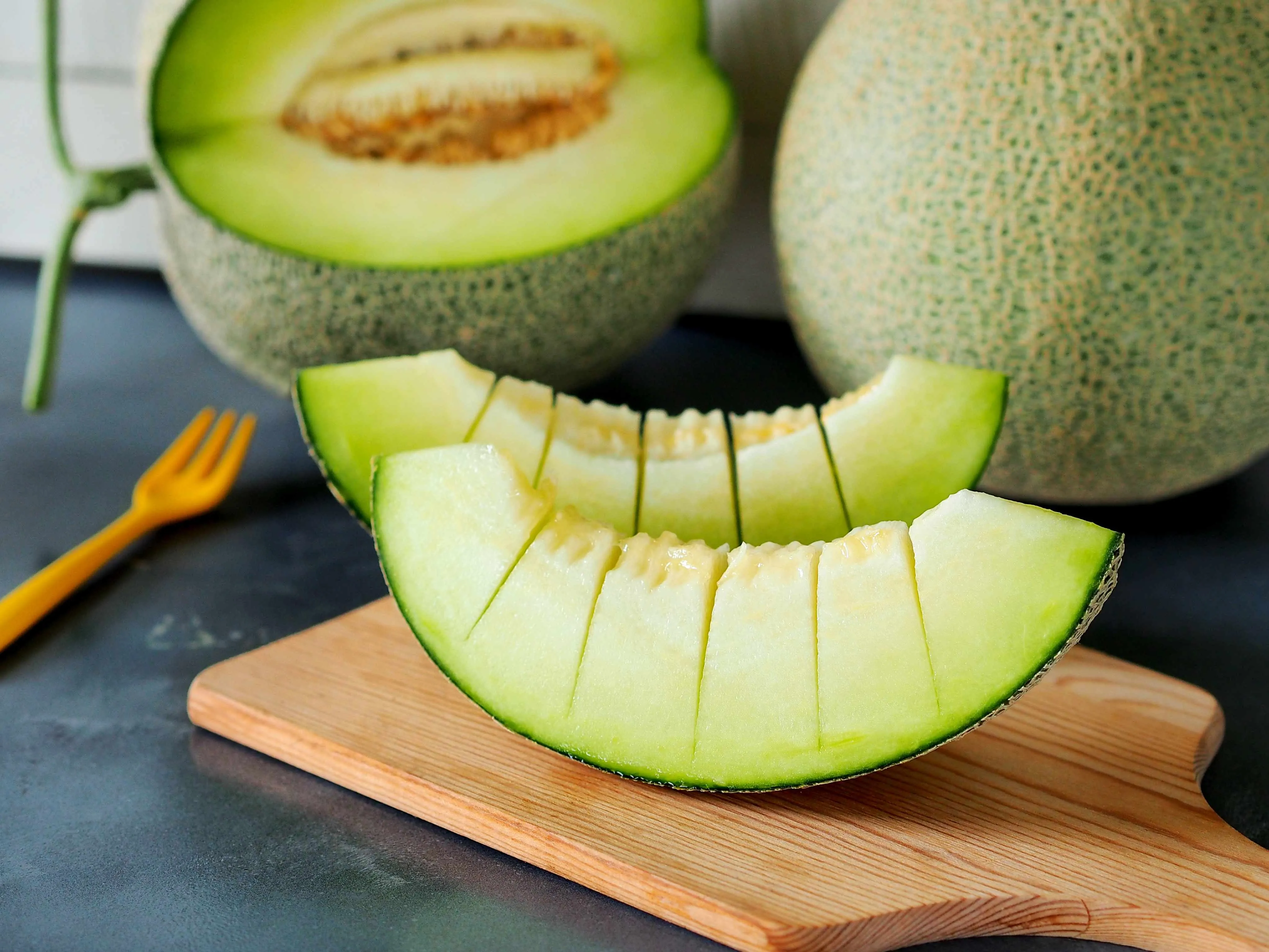 Pedaços da fruta melão verde, também conhecido como 