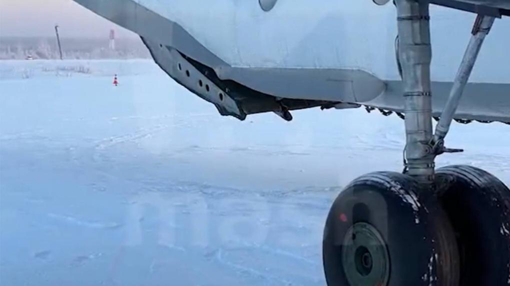 Imagem mostra porta de avião russo aberta após pouso. Compartimento da aeronave abriu durante voo sobre a Sibéria em 9 de janeiro de 2023