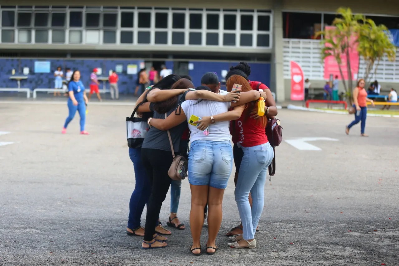 Funcionárias demitidas se abraçam