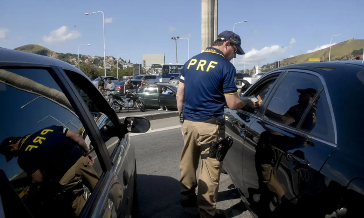 Agente da PRF aborda veículos em rodovia federal