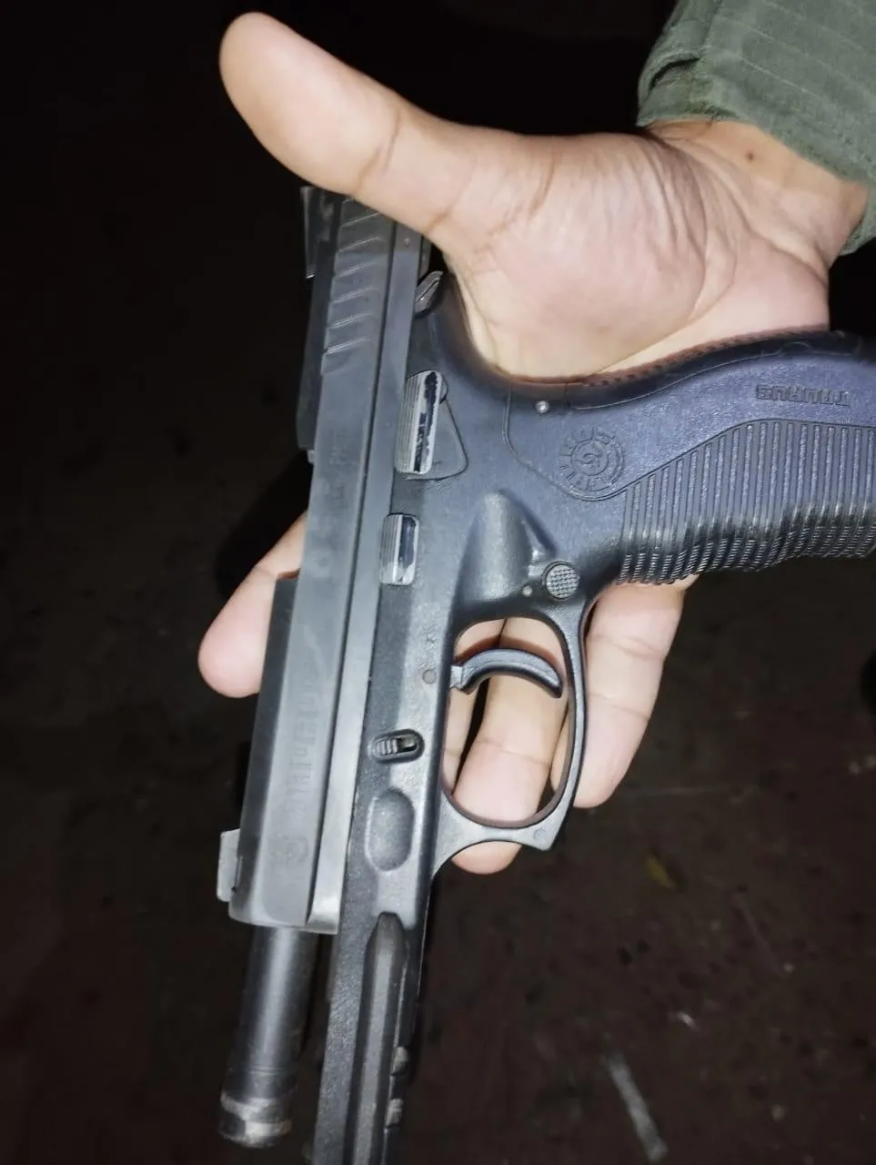 Enquanto o Conselho de Disciplina e Correição não decidia se a demissão estava mantida, Abimael foi flagrado em posse de uma arma de fogo da corporação.