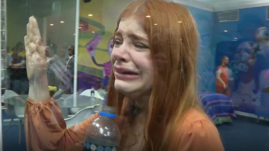 Giovanna chorando na casa de vidro