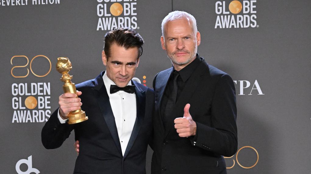 O ator irlandês Colin Farrell (esquerda) e o diretor anglo-irlandês Martin McDonagh posam com o prêmio de Melhor Série Musical/Comédia por 