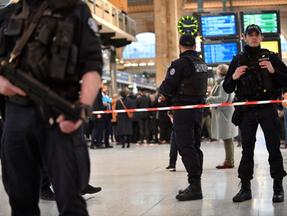 Polícia francesa na estação ferroviária Gare du Nord de Paris