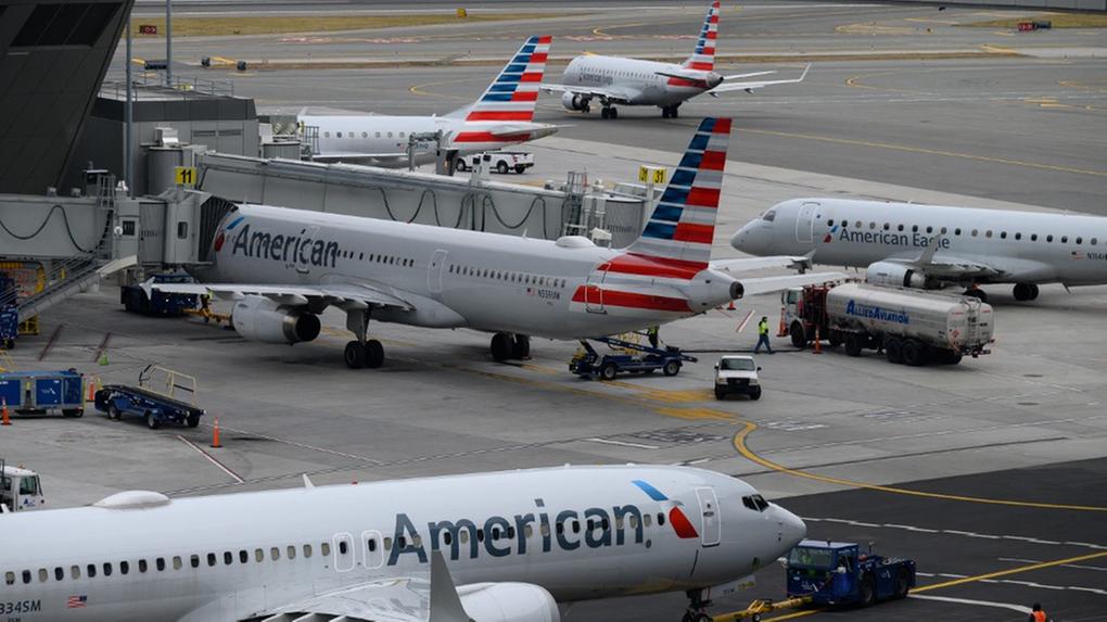Aviões da American Airlines no aeroporto LaGuardia, em Nova York
