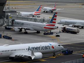 Aviões da American Airlines no aeroporto LaGuardia, em Nova York