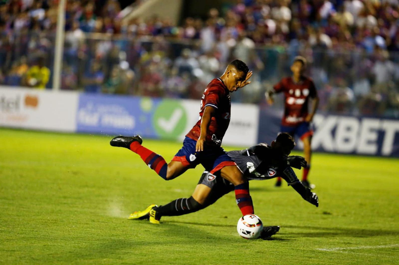 Foto do jogador Pedro Rocha tentando marcar gol pelo Fortaleza
