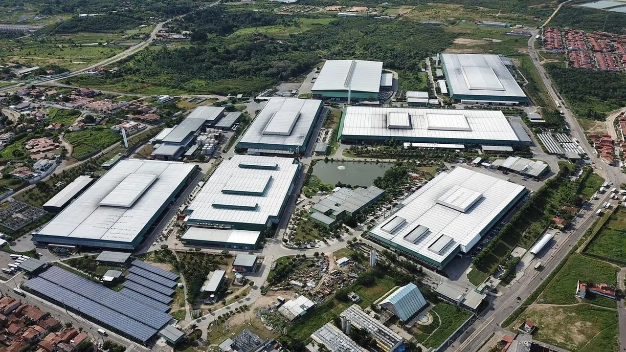 imagem aérea de fábrica de calçados da grendene no Ceará