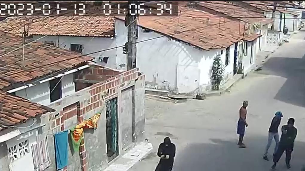 Criminosos armados descem de carro e atiram contra homens em Maranguape, no Ceará.