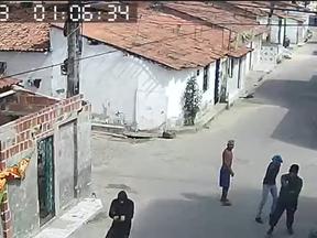 Criminosos armados descem de carro e atiram contra homens em Maranguape, no Ceará.