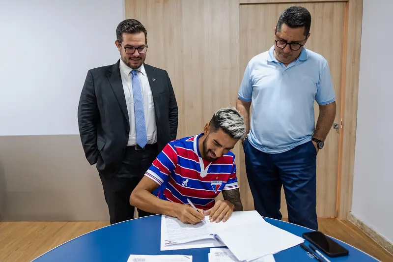 Imagem mostra três homens