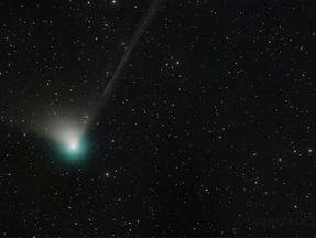 Cometa verde no céu estrelado