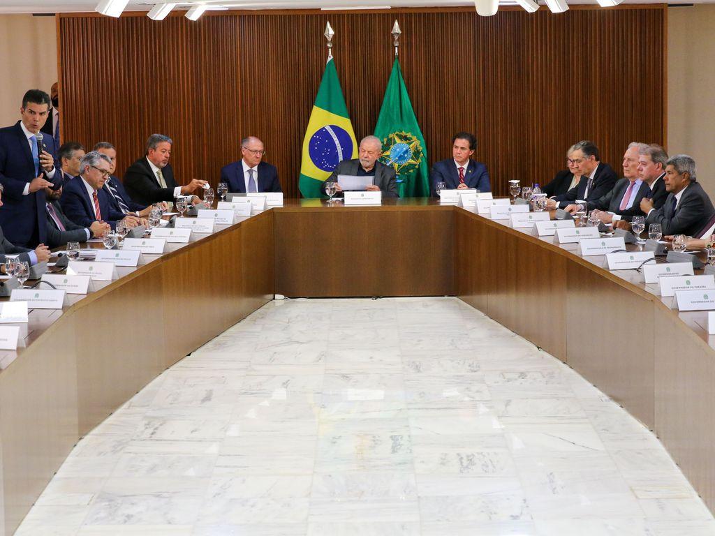 O presidente  Lula, os presidentes da Câmara dos Deputados, Arthur Lira, e do Senado Federal em exercício, Veneziano Vital do Rêgo, governadores e governadoras dos 26 estados e do Distrito Federal, se reúnem em Brasília