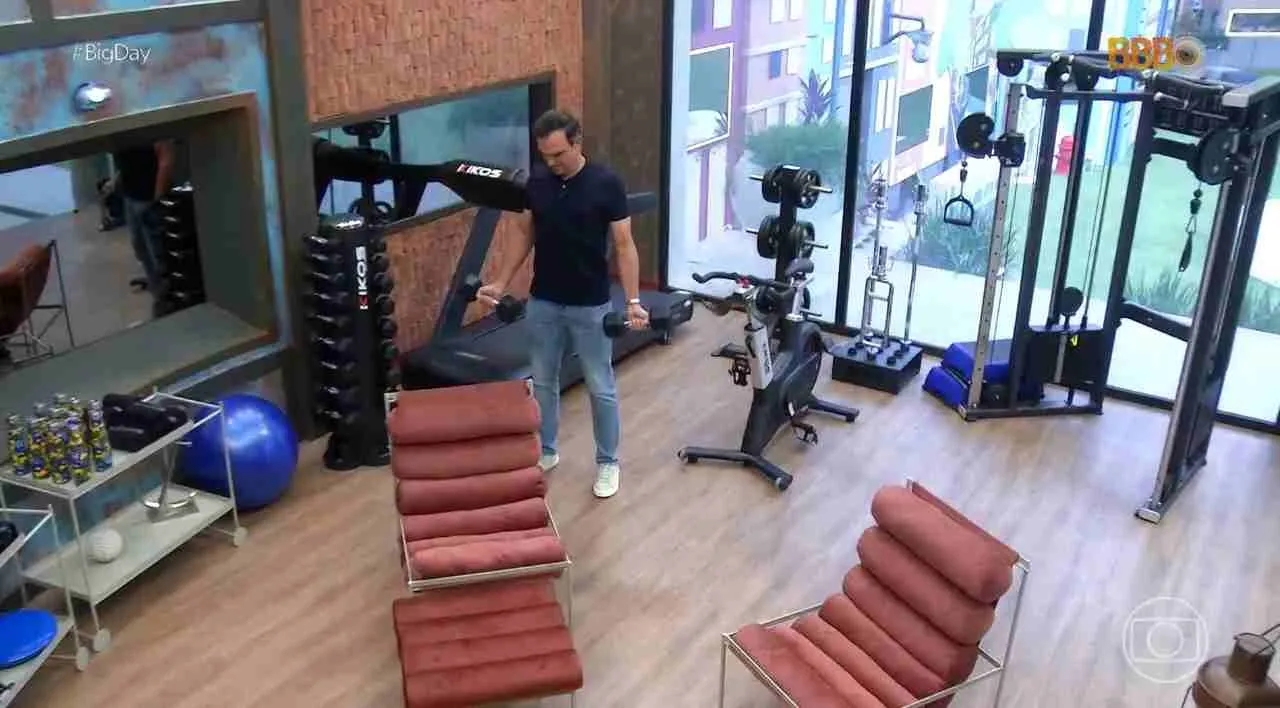 Tadeu faz musculação na academia do BBB 23
