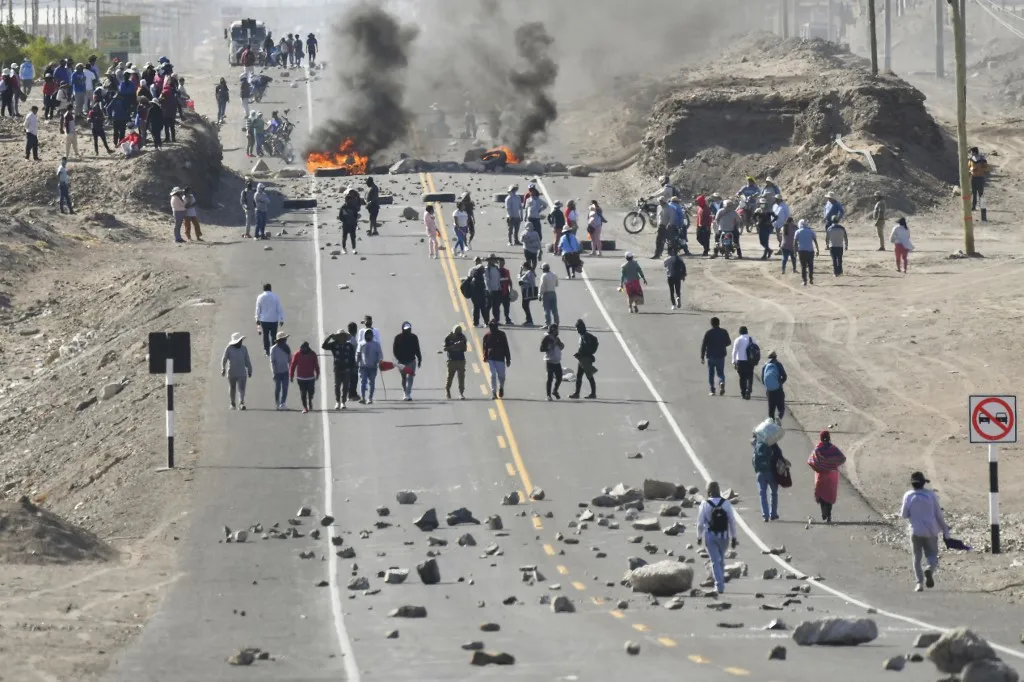 Manifestantes bloqueiam a rodovia Pan-Americana em La Joya para exigir a renúncia da presidente peruana Dina Boluarte em Arequipa, Peru. Foto de 12 de janeiro
