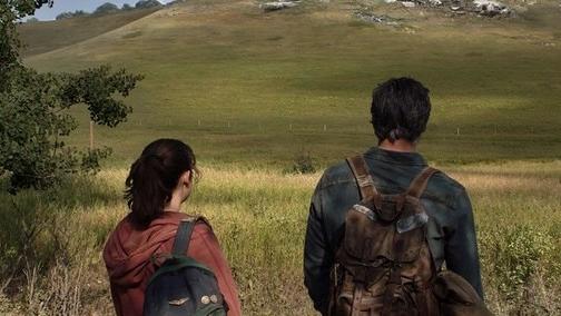 Imagem de divulgação da série The Last of Us mostra um homem de meia idade e uma jovem de costas olhando para um campo
