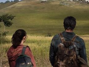 Imagem de divulgação da série The Last of Us mostra um homem de meia idade e uma jovem de costas olhando para um campo