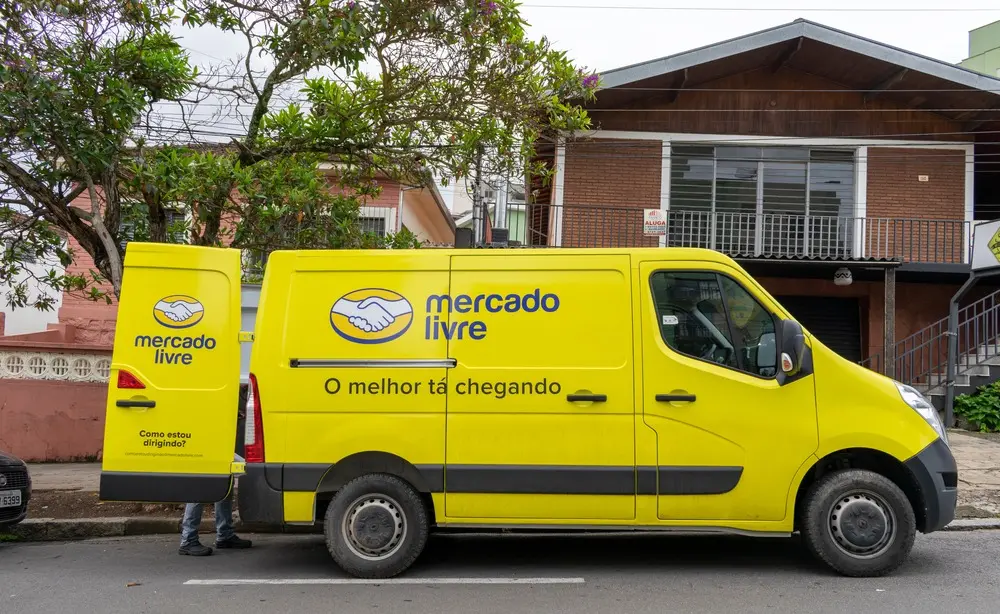 Caminhão do Mercado Livre em frente a uma casa