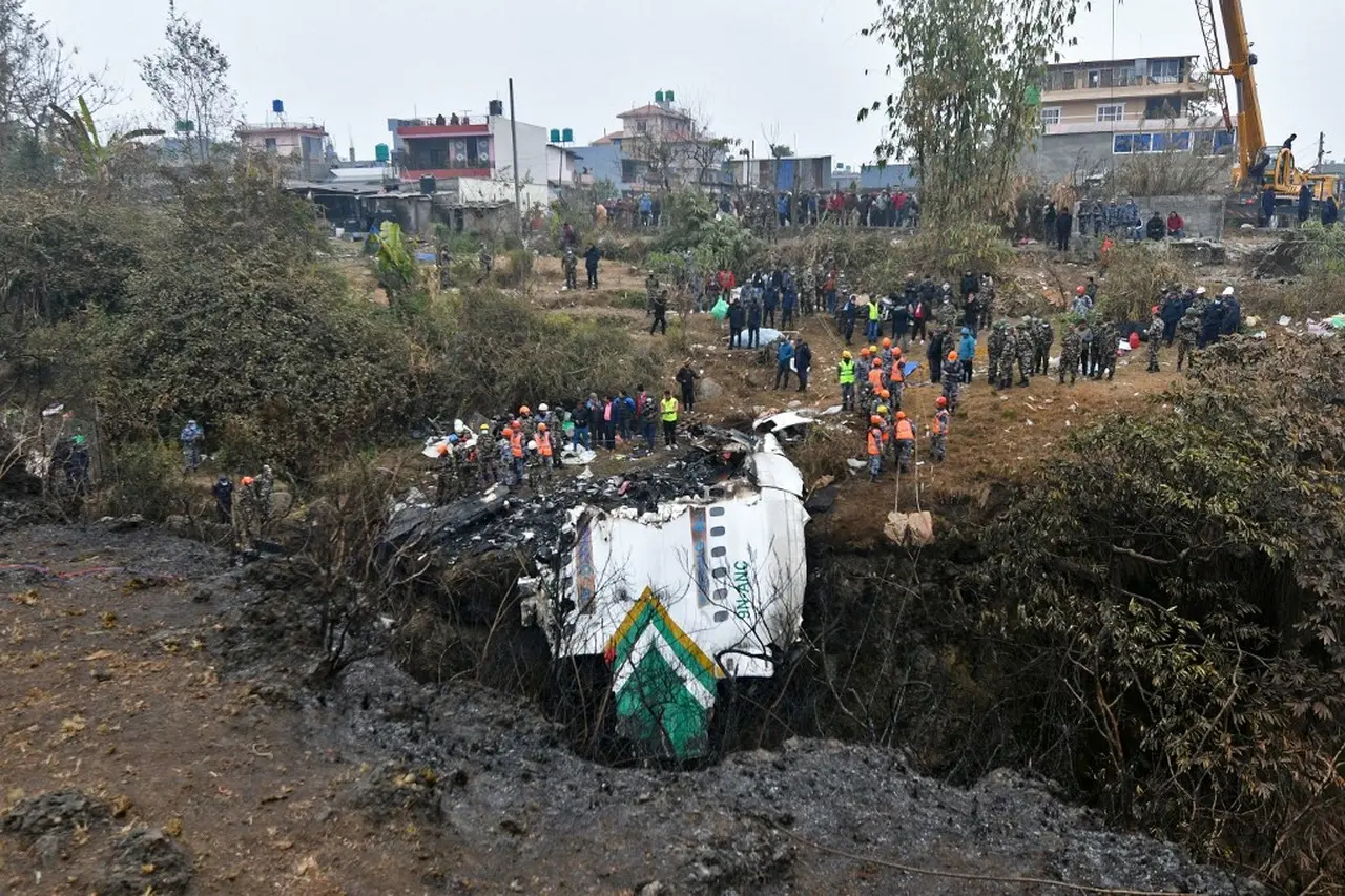 Equipes de resgate inspecionam os destroços no local do acidente de avião da Yeti Airlines em Pokhara em 16 de janeiro de 2023