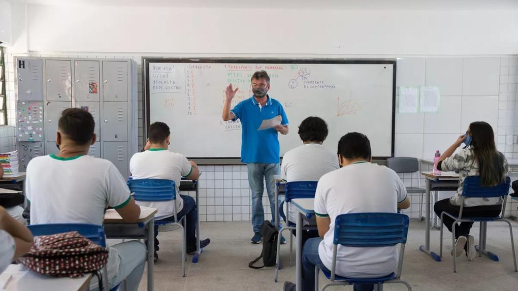 Professor em uma sala de aula no Ceará
