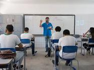 Professor em uma sala de aula no Ceará