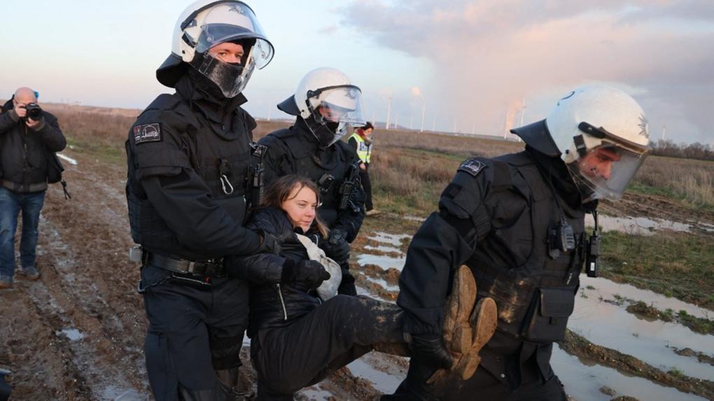 Greta Thunberg é detida em protesto contra mina de carvão na Alemanha