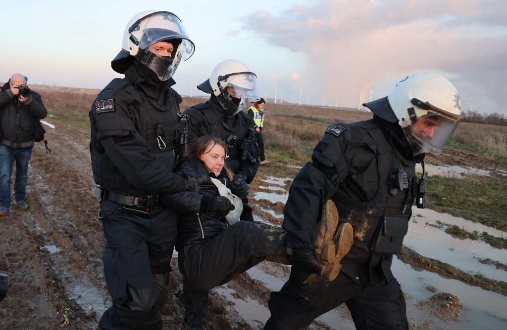 Greta Thunberg é detida em protesto contra mina de carvão na Alemanha