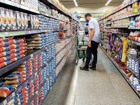 Homem escolhe produtos em supermercado