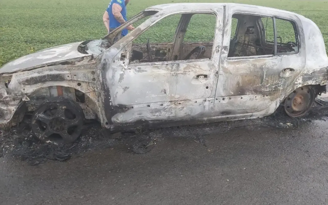 Carro carbonizado com quatro corpos dentro é encontrado em Cristalina, Goiás