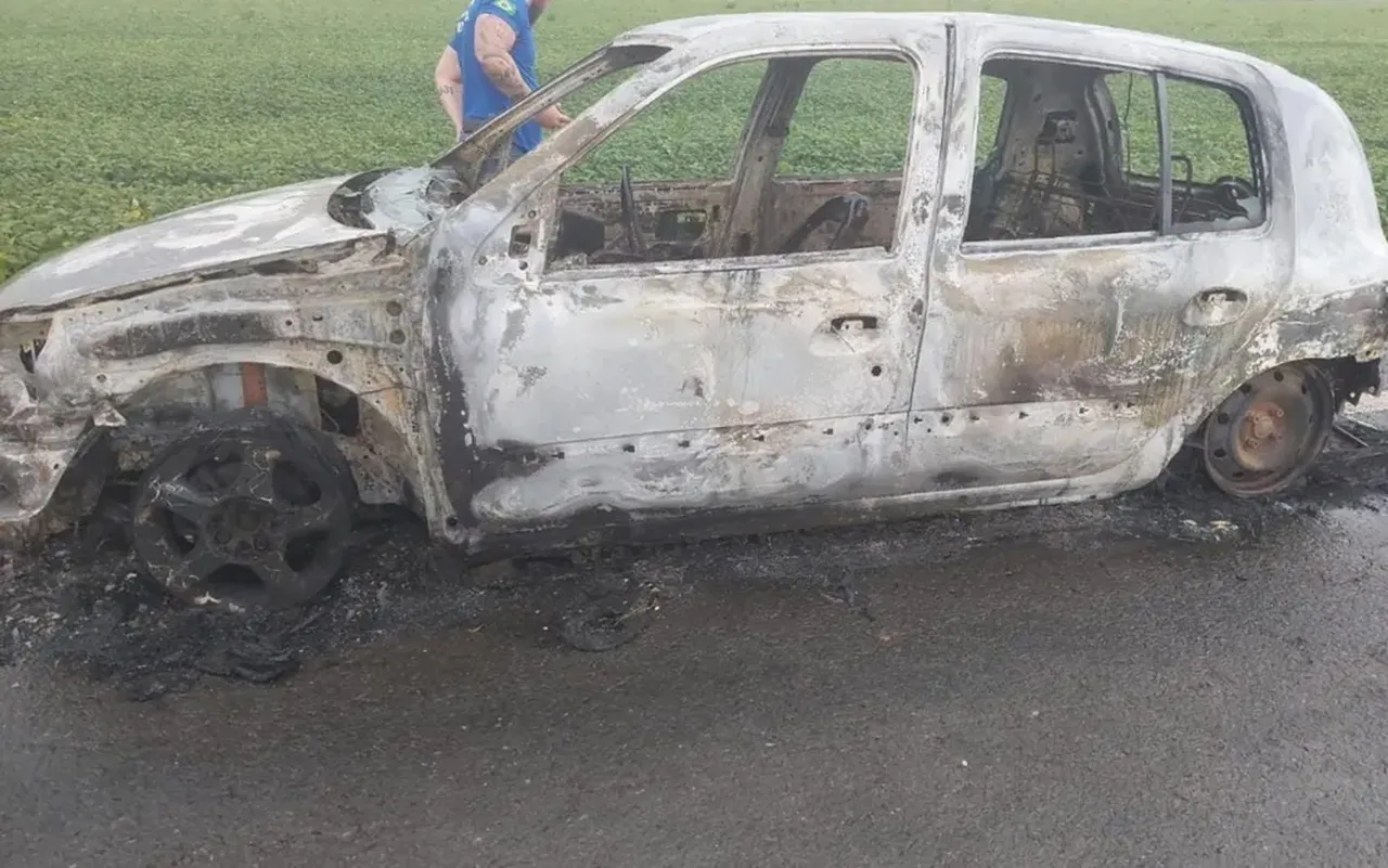 Carro carbonizado com quatro corpos dentro é encontrado em Cristalina, Goiás
