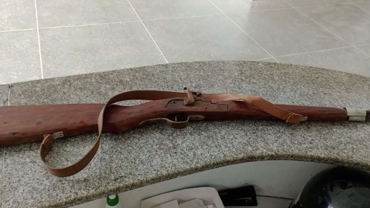 Arma deixada por suspeito de abandonar o animal