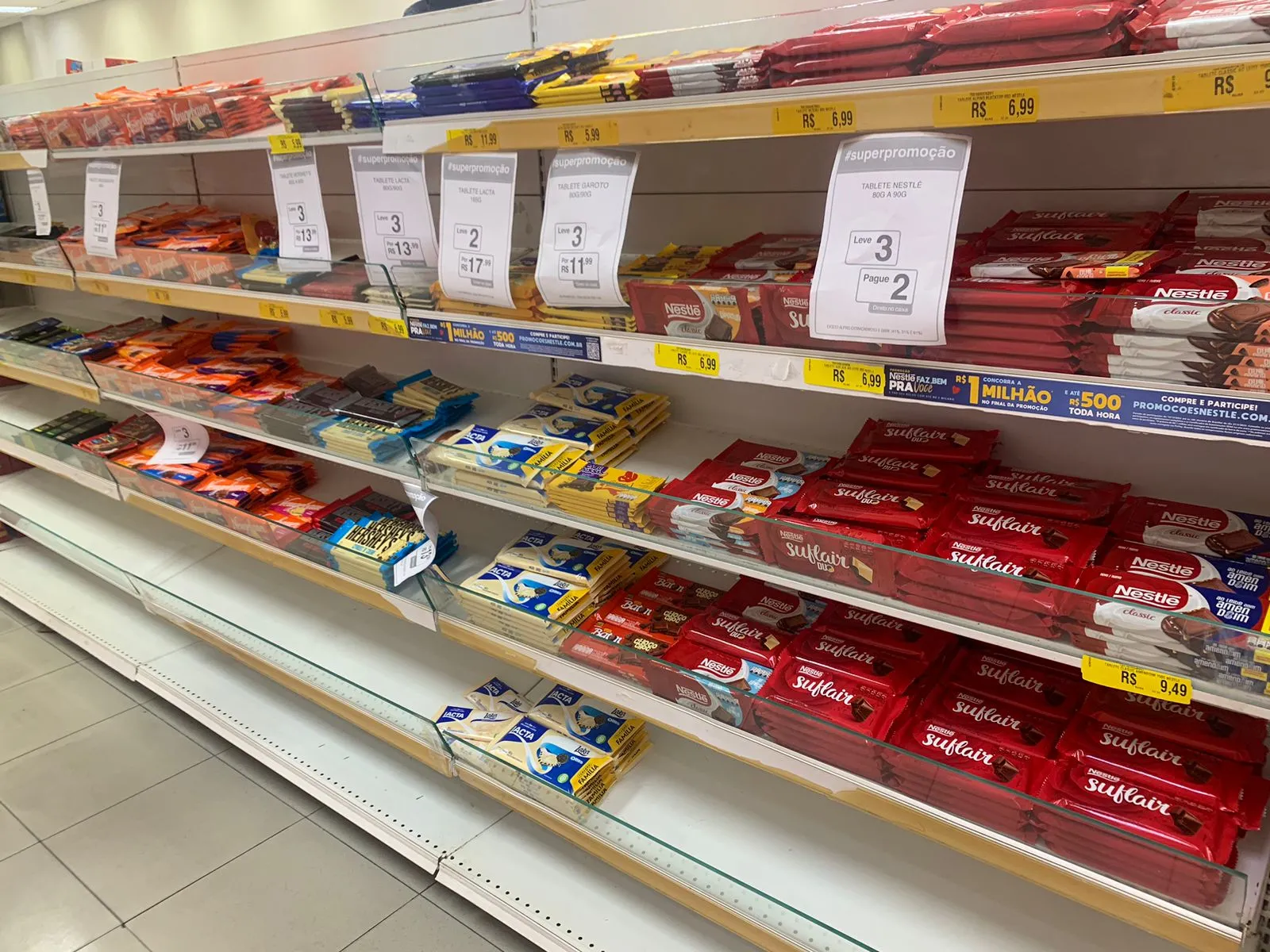 Já nas Americanas do Iguatemi é possível observar alguns cartazes promocionais, porém algumas prateleiras estavam vazias no momento em que a reportagem esteve no local