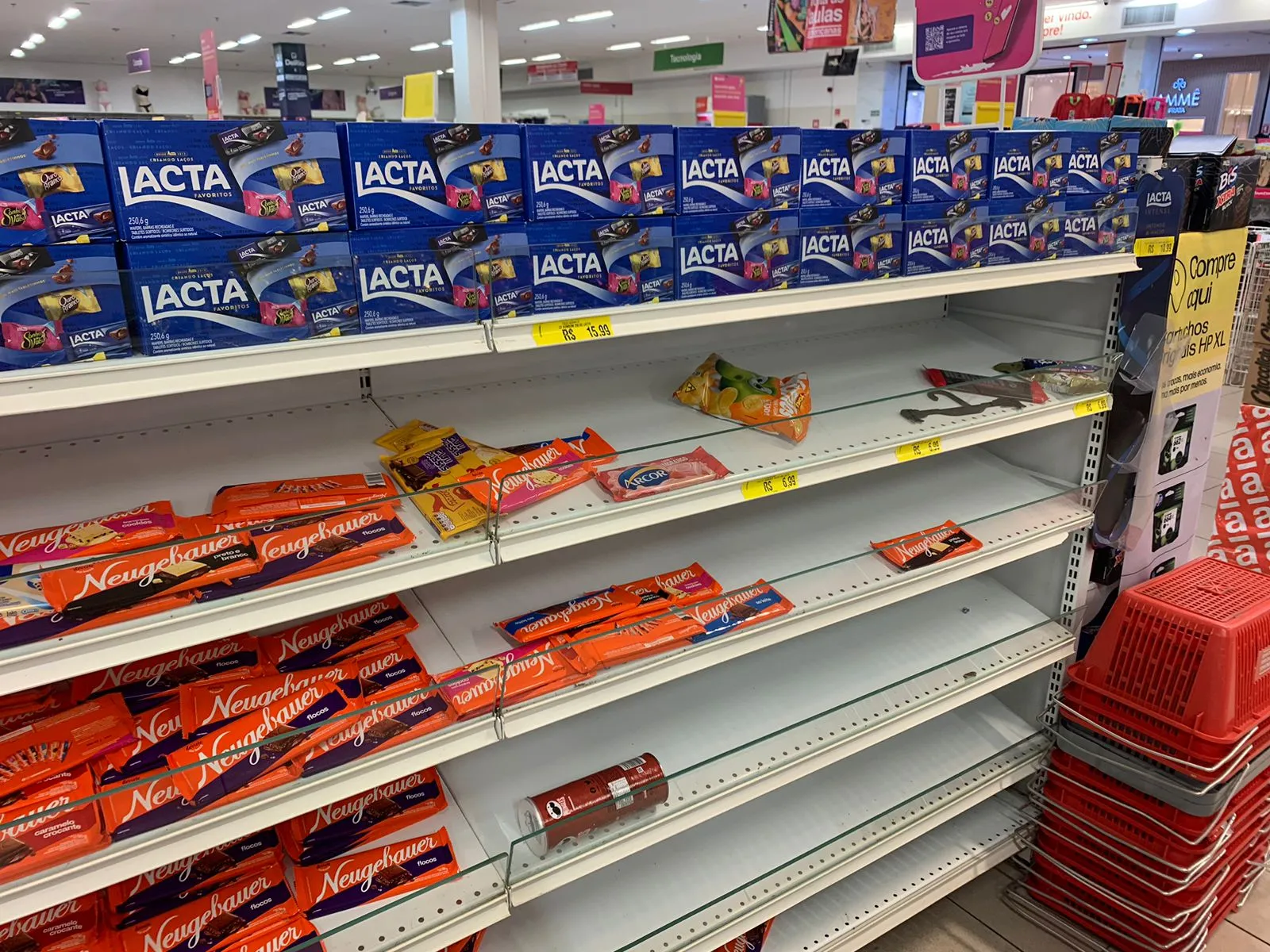 Prateleiras vazias no corredor dos chocolates nas Lojas Americanas do Iguatemi