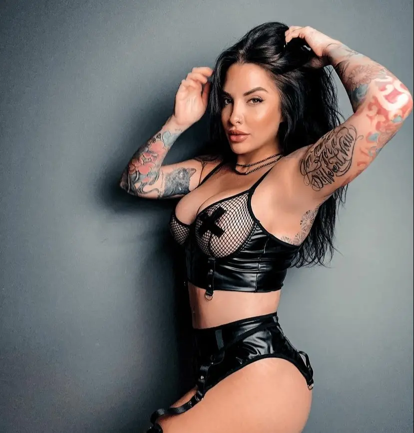 Clara Aguilar em photoshoot