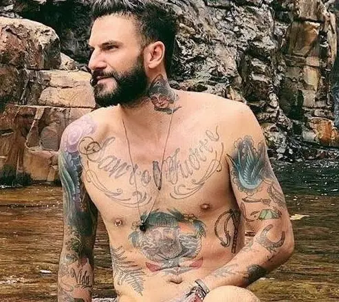 Wagner Santiago sem camisa dentro de um rio