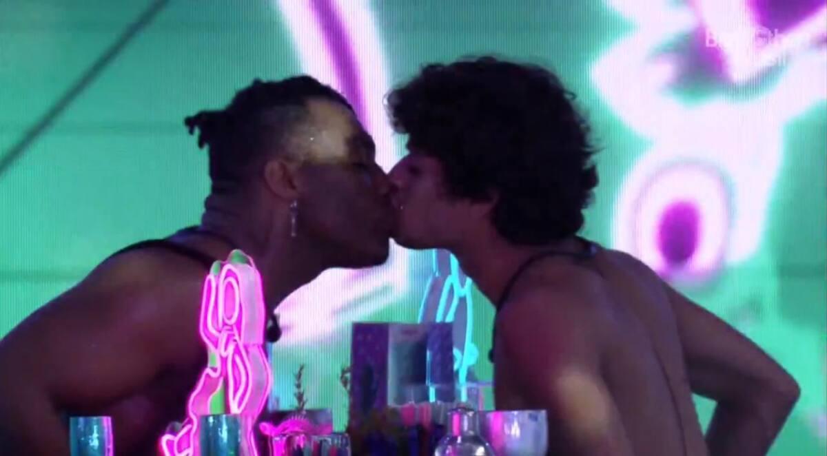Fred Nicácio e Gabriel Santana se beijam